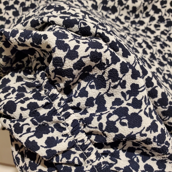 Monteau medium blouse floral v-neck flowy top ruffle shirt navy white flowers - Picture 7 of 16